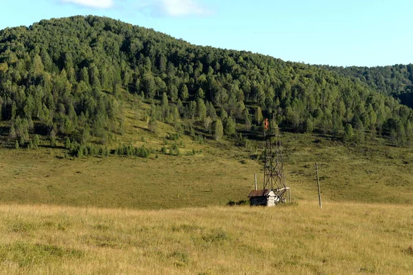 Fernsehturm in der Nähe des Taiga-Dorfes Generalka in den Bergen der Region Altai — Stockfoto