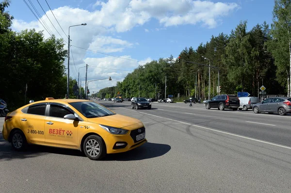 モスクワ近郊のカシルスコエ高速道路の黄色いタクシー車 — ストック写真