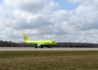  S7 Sibirya Havayolları'na ait Airbus A319 uçağı (Vp-Bhk uçuş numarası) Domodedovo Havaalanı'na indi