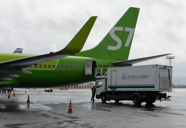 Preparación de la salida del Boeing 737-800 (número de cola VP-BQD) de S7 Siberia Airlines en el aeropuerto de Domodedovo — Foto de Stock