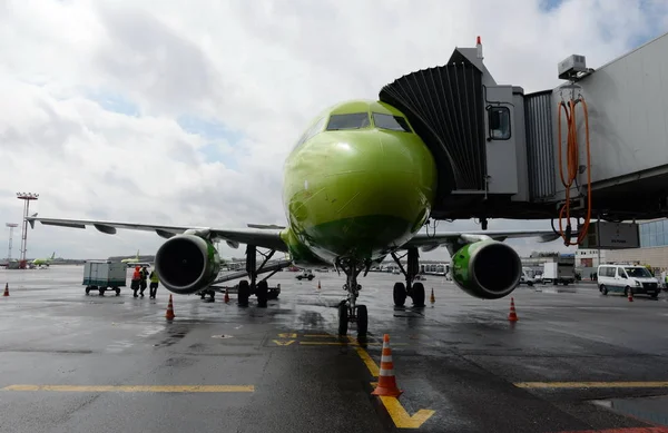 Airbus A319 avión de S7-Siberia Airlines en una pasarela telescópica de pasajeros en el Aeropuerto Internacional de Domodedovo —  Fotos de Stock