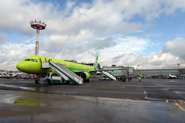 Domodedovo Havaalanı'nda S7-Sibirya Havayolları'na ait Airbus A321 (kuyruk numarası Vq-Bqj) ile yolcu uçağa binmek — Stok fotoğraf