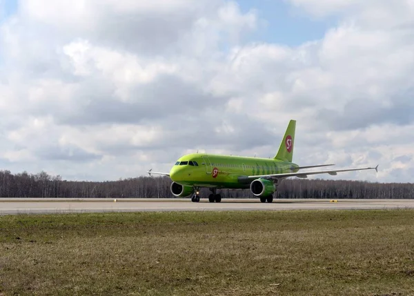 S7 Sibirya Havayolları'na ait Airbus A319 uçağı (Vp-Bhk uçuş numarası) Domodedovo Havaalanı'na indi — Stok fotoğraf