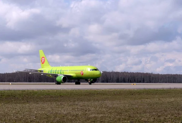 Aviones Airbus A319 (número de vuelo VP-BHK) de S7 Siberia Airlines aterrizaron en el Aeropuerto de Domodedovo —  Fotos de Stock