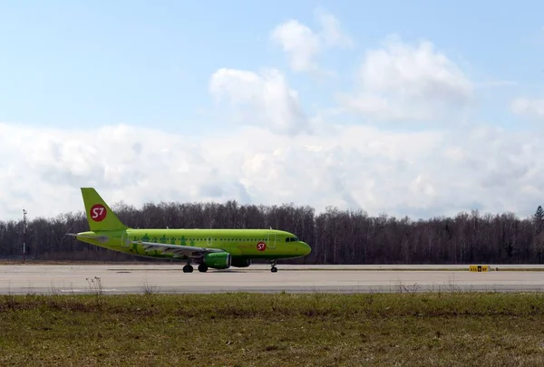 S7 Sibirya Havayolları'na ait Airbus A319 uçağı (Vp-Bhk uçuş numarası) Domodedovo Havaalanı'na indi — Stok fotoğraf