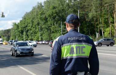  Yol devriyesi polis müfettişi yolda