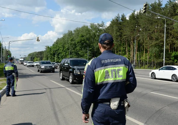 Beamte der Autobahnpolizei unterwegs — Stockfoto
