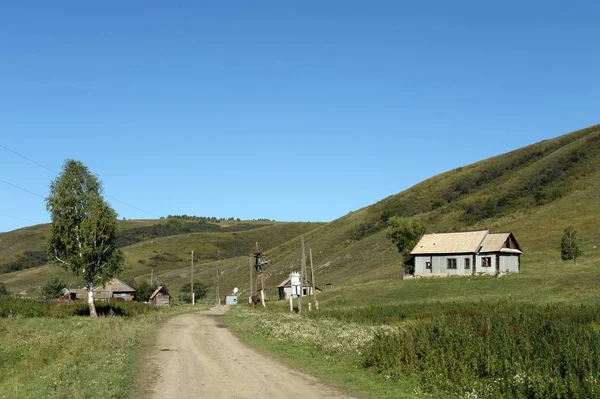 Vesnice Taiga Generalka v horách na území Altaju. Západní Sibiř. Rusko — Stock fotografie