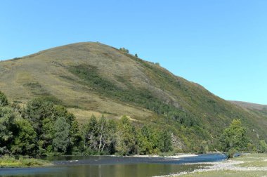  Altay bölgesindeki İnya nehri. Batı Sibirya. Rusya