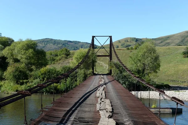 阿尔泰地区奇内塔村附近的伊努河上的老桥 — 图库照片