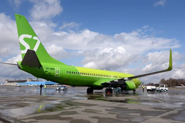 Moskova Domodedovo Havaalanı'nda S7 Sibirya Havayolları Boeing 737-800 uçak (uçuş numarası Vp-Bng) kalkış için hazırlanıyor — Stok fotoğraf