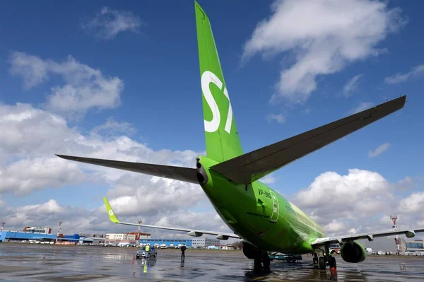 Preparación de la salida del avión Boeing 737-800 (número de vuelo VP-BNG) de S7 Siberia Airlines en el aeropuerto de Moscú Domodedovo —  Fotos de Stock