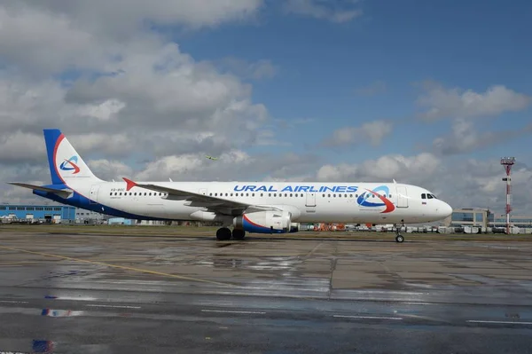 Moscú Rusia Abril 2018 Aeronave Airbus A321 Boc Aerolínea Ural —  Fotos de Stock