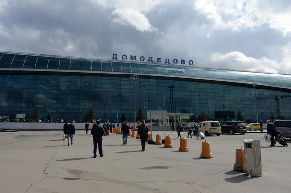 O edifício do aeroporto internacional "Domodedovo" em Moscou — Fotografia de Stock