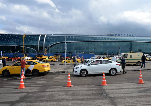 Disembarkation of passengers from a taxi at the international airport "Domodedovo" in Moscow — Stock Photo, Image