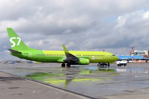 Preparación de la salida del avión Boeing 737-800 (número de vuelo VP-BNG) de S7 Siberia Airlines en el aeropuerto de Moscú Domodedovo — Foto de Stock