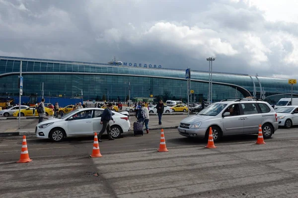 Disembarkation of passengers from a taxi at the international airport "Domodedovo" in Moscow — Stock Photo, Image