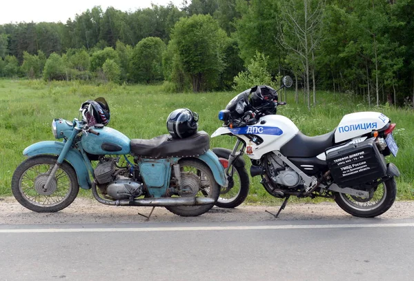 ГИБДД задержало владельца старого советского мотоцикла без документов — стоковое фото