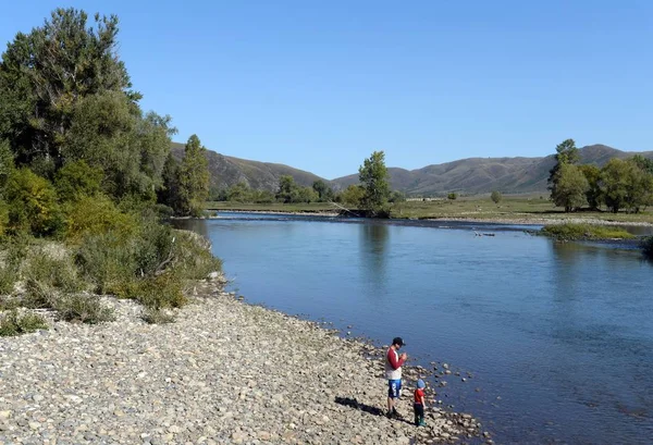 Touristes inconnus sur les rives de la rivière Ini dans le territoire de l'Altaï — Photo
