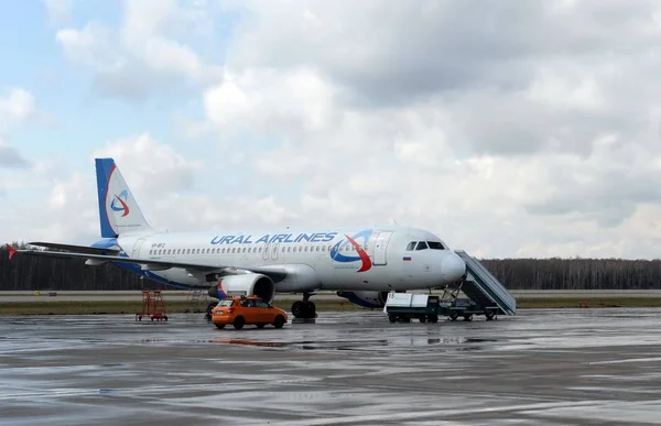 Airbus A320 vliegtuigen (vluchtnummer VP-bfz) van Ural Airlines op Moscow Domodedovo International Airport — Stockfoto