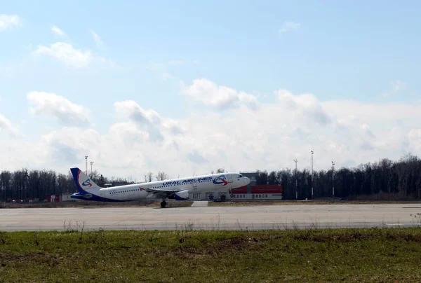 Airbus A321 (staart nummer VQ-Bkj) van Ural Airlines neemt af op de internationale luchthaven Moscow Domodedovo — Stockfoto