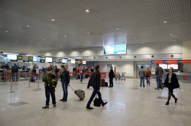  Moskova'daki Domodedovo Uluslararası Havaalanı terminalinde yolcular