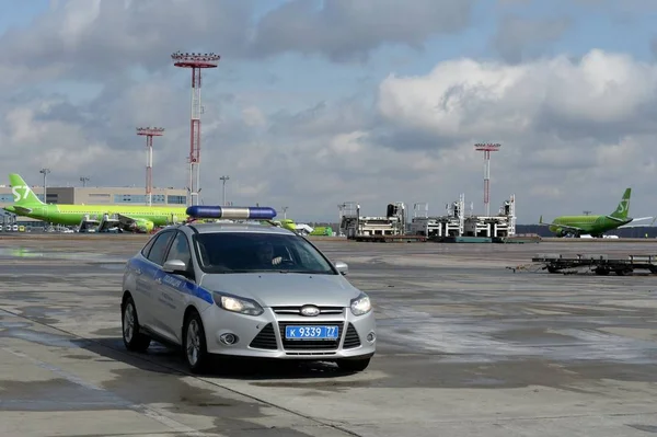 Coche de policía en la pista del aeropuerto internacional "Domodedovo" en Moscú — Foto de Stock