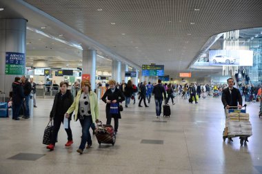  Moskova'daki Domodedovo Uluslararası Havaalanı terminalinde yolcular
