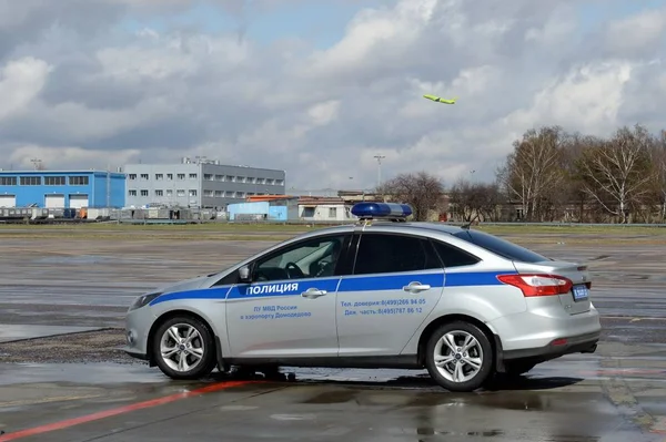 Coche de policía en la pista del aeropuerto internacional "Domodedovo" en Moscú —  Fotos de Stock