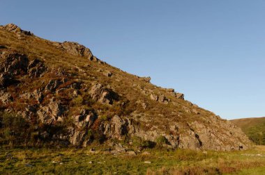  Ust-Bely köyünün eteklerindeki dağ. Altay bölgesi. Sibirya