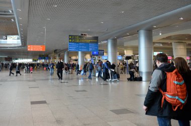   Moskova'daki Domodedovo Uluslararası Havaalanı terminalinde yolcular