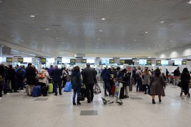   Terminalo Yolcular Moskova'daki Domodedovo Uluslararası Havaalanı terminalinde yolcular Moskova'daki Domodedovo Uluslararası Havaalanı