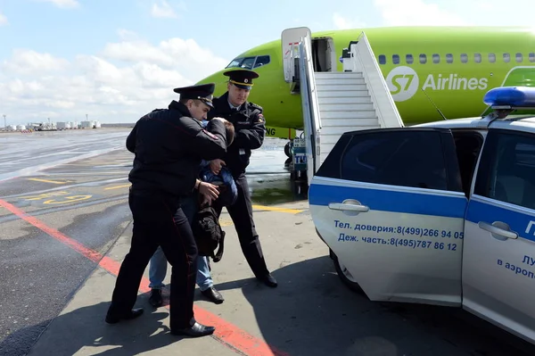 La policía de transporte retira a la aviación del avión en el aeropuerto — Foto de Stock