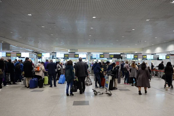 Пассажиры в терминале пассажирского терминала Международного аэропорта Домодедово в Москве Международный аэропорт Домодедово — стоковое фото