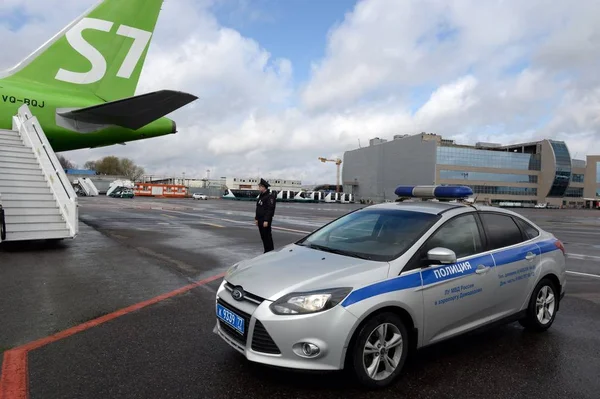 Carro de polícia no asfalto do aeroporto internacional "Domodedovo" em Moscou — Fotografia de Stock