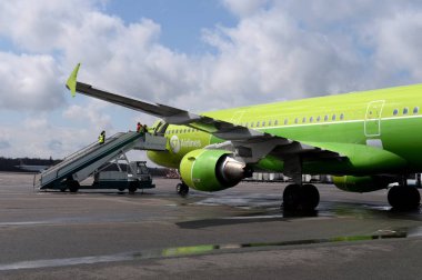  Domodedovo Uluslararası Havaalanı'nda S7-Sibirya Havayolları'na ait Airbus A321 uçağının (kuyruk numarası Vq-Bqj) kalkışına hazırlık