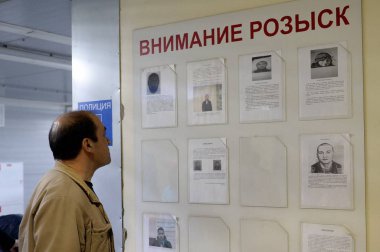  Polis kürsüsündeki kimliği belirsiz adam 