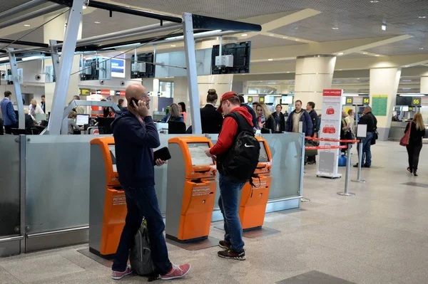 Автоматические автоматы для самостоятельной регистрации на рейс в терминале Международного аэропорта Домодедово в Москве — стоковое фото