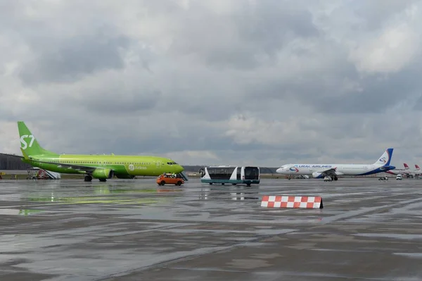 Moskova Domodedovo Uluslararası Havaalanı'nda Uçaklar — Stok fotoğraf