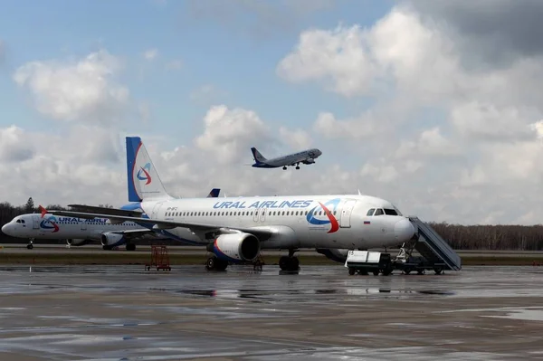 Flugzeuge von Fluggesellschaften auf dem Moskauer Flughafen Domodedowo — Stockfoto
