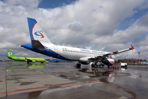 Vliegtuigen op de internationale luchthaven Moscow Domodedovo — Stockfoto