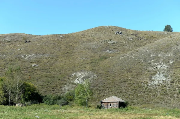 Ett övergivet hus i utkanten av byn UST-Bely. Altai region — Stockfoto