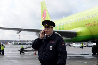  Moskova Domodedovo Uluslararası Havaalanı pistinde trafik polisi memuru