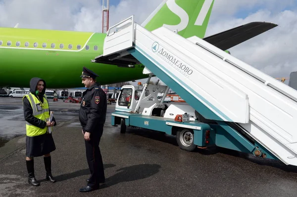 Asistente de vuelo y oficial de policía en un avión Airbus A321 (número de cola VQ-BQJ) de S7-Siberia Airlines en el Aeropuerto Internacional de Domodedovo —  Fotos de Stock