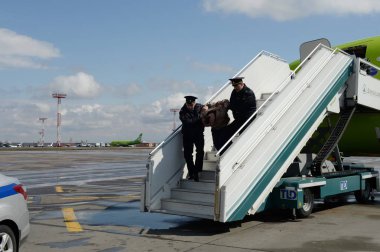  Polis memurları uçak kavgacısını uçaktan indirdi