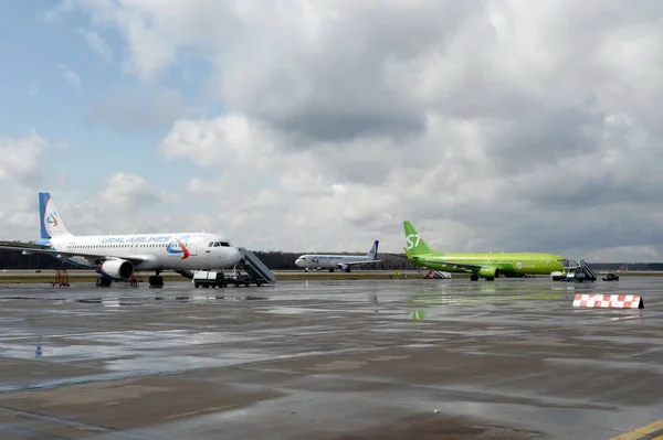Moskova Domodedovo Uluslararası Havaalanı'nda Uçaklar — Stok fotoğraf