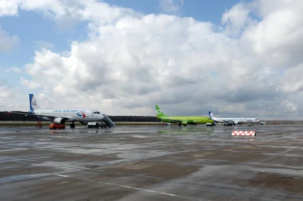 Vliegtuigen op de internationale luchthaven Moscow Domodedovo — Stockfoto