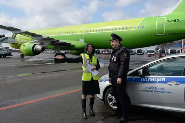 Moscow Rússia Abril 2018 Assistente Voo Policial Uma Aeronave Airbus — Fotografia de Stock