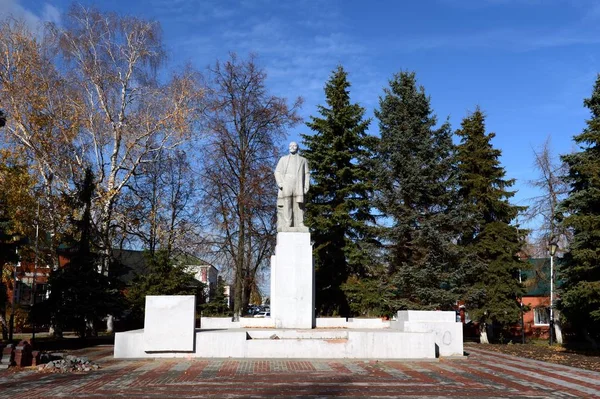 Памятник советскому лидеру Владимиру Ленину в городе Рязань Рязанской области — стоковое фото