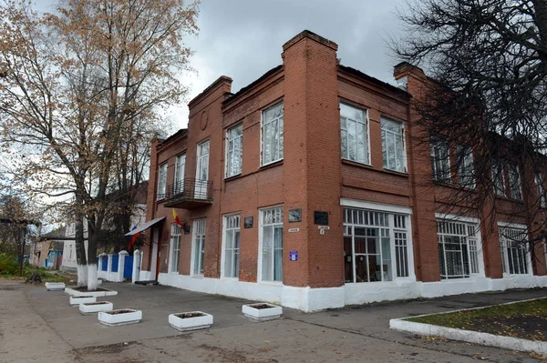 Ryazhsky Museo de la tradición local, la antigua casa del comerciante Dmitry Petrov.City Ryazhsk. Región de Riazán — Foto de Stock